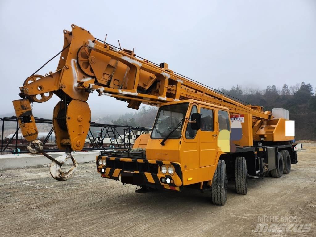 Hyundai HC 50 All terrain cranes