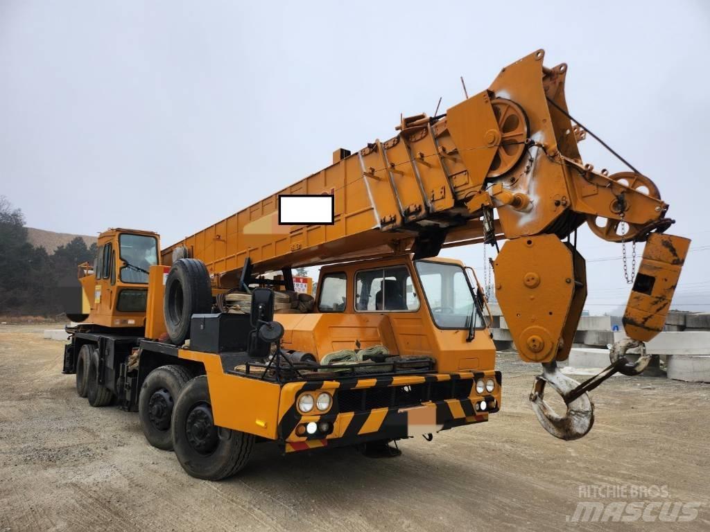 Hyundai HC 50 All terrain cranes