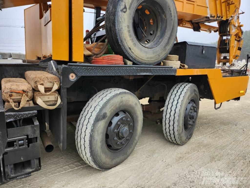 Hyundai HC 50 All terrain cranes