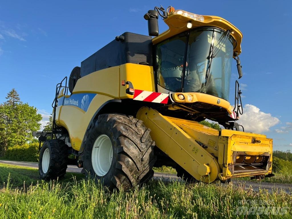New Holland CX 860 Combine harvesters