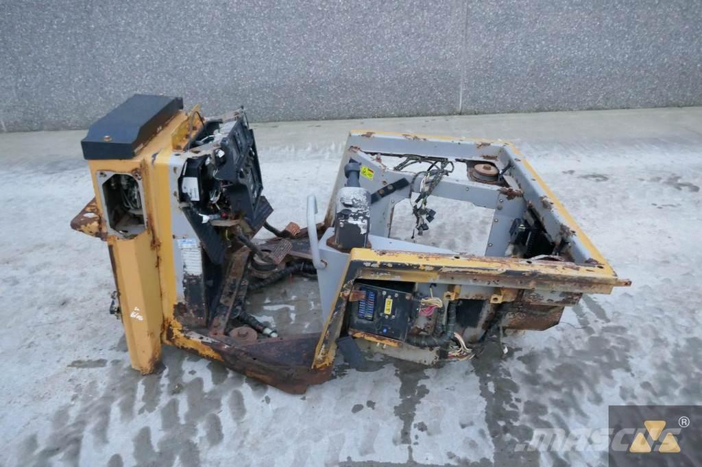 CAT 220-2800 Cabins and interior