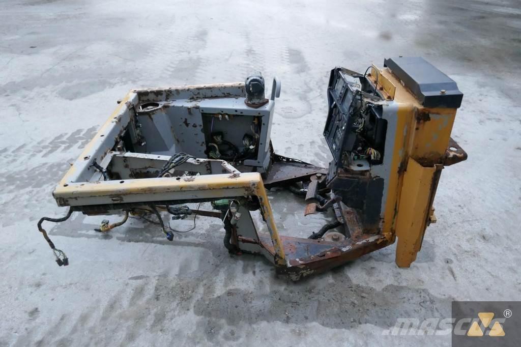 CAT 220-2800 Cabins and interior