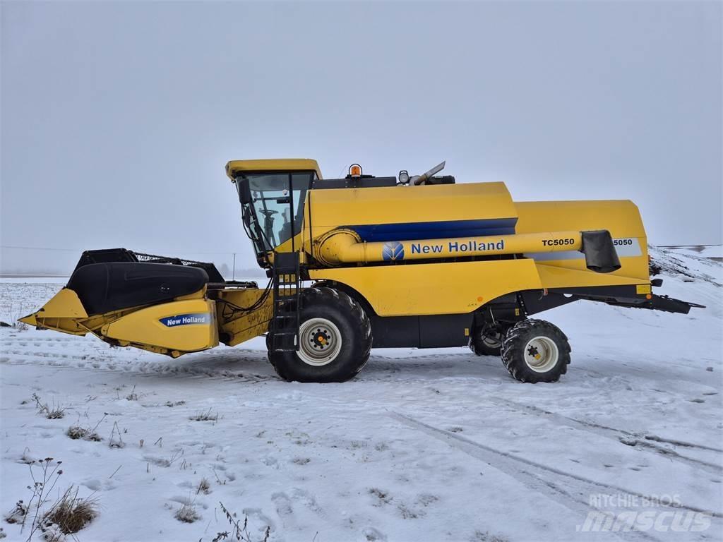 New Holland TC5050 Combine harvesters