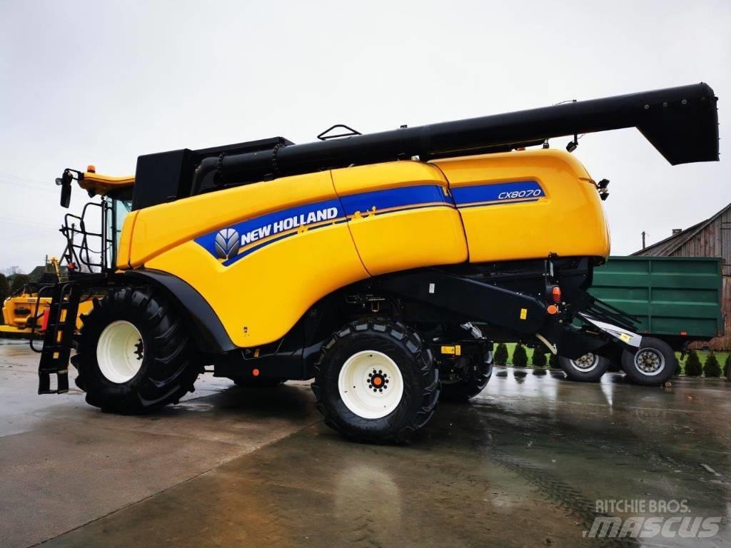 New Holland CX 8070 Combine harvesters