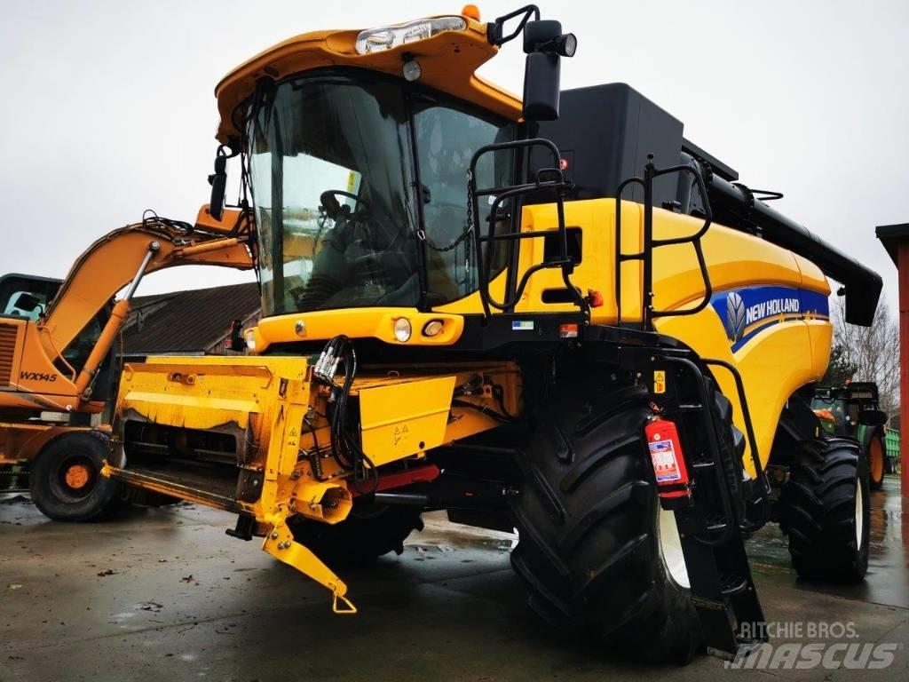 New Holland CX 8070 Combine harvesters