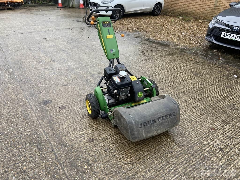 John Deere 220C Farm machinery