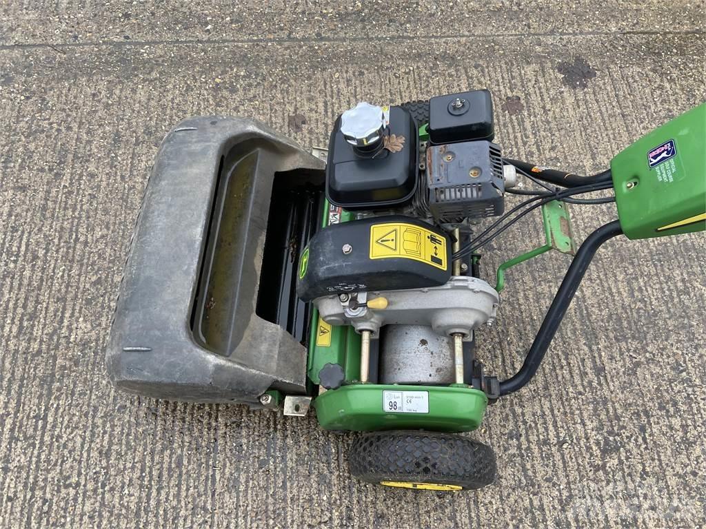 John Deere 220C Farm machinery