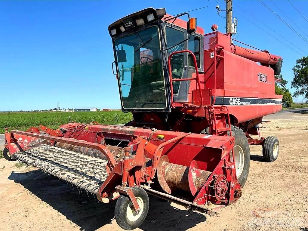 Case IH 1660 Combine harvesters