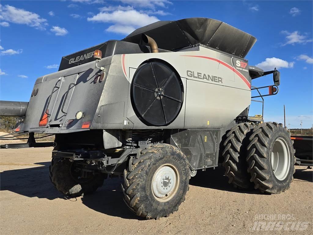 Gleaner S97 Combine harvesters