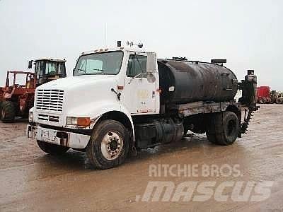 International 8100 Asphalt pavers