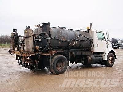 International 8100 Asphalt pavers