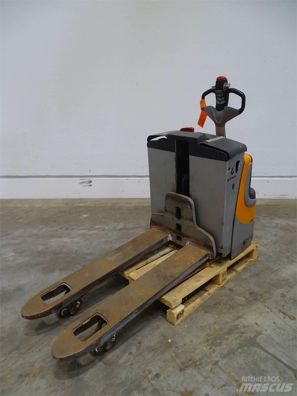 Still EXU-HAL Pedestrian stacker