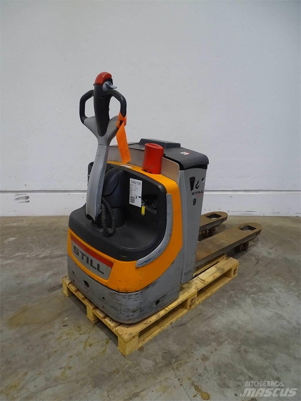 Still EXU-HAL Pedestrian stacker