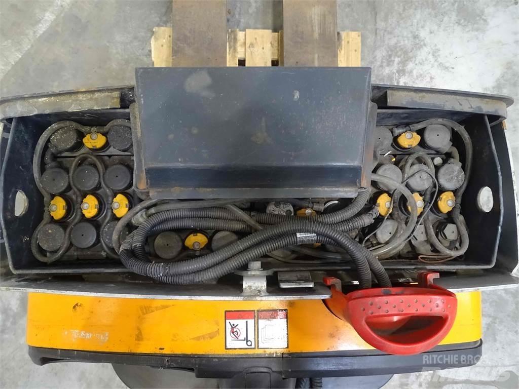 Still EXU-HAL Pedestrian stacker