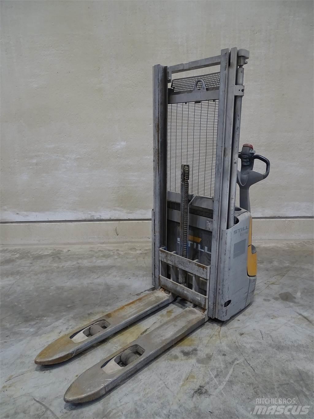 Still EXV10 Pedestrian stacker