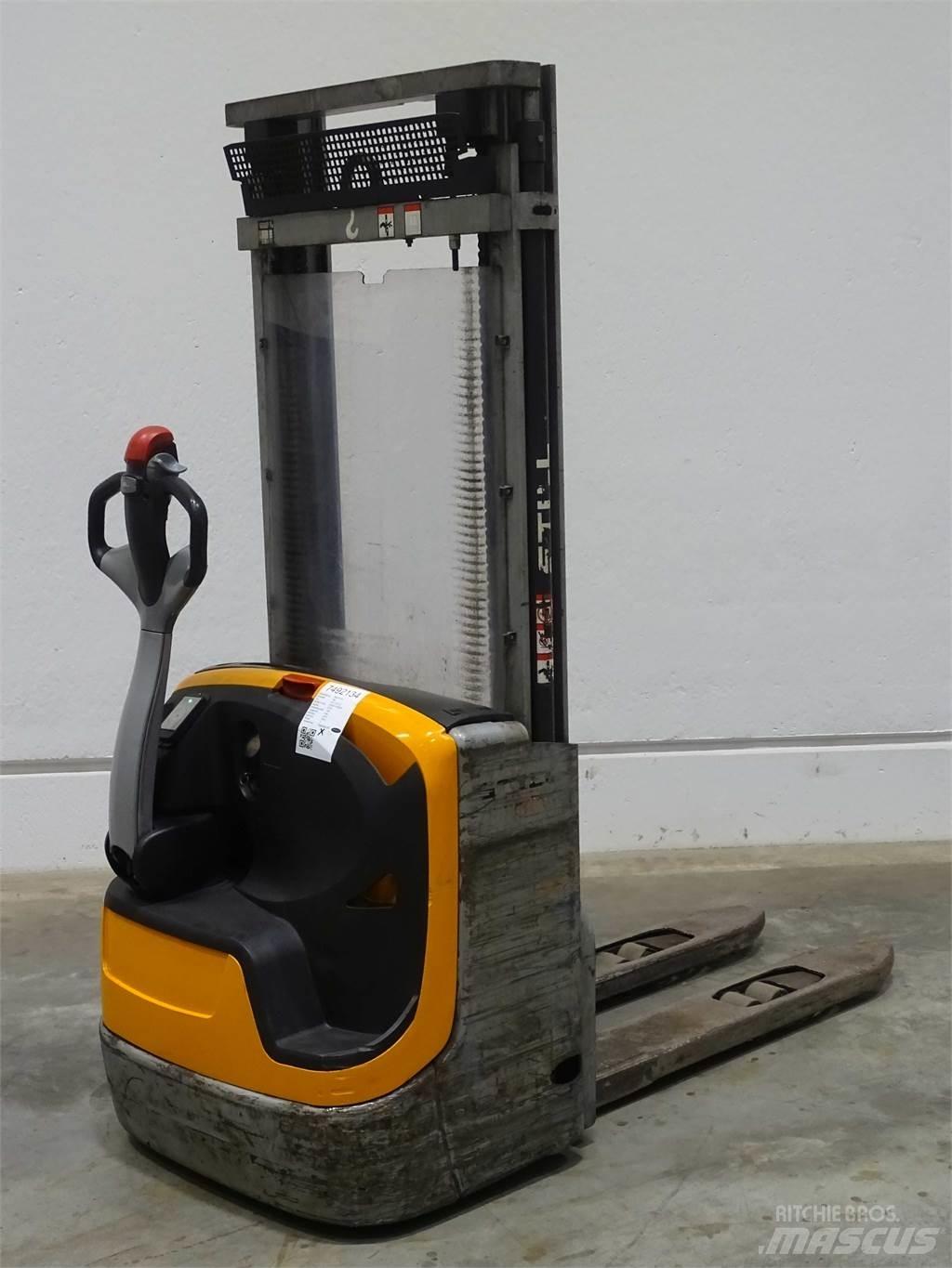 Still EXV10 Pedestrian stacker