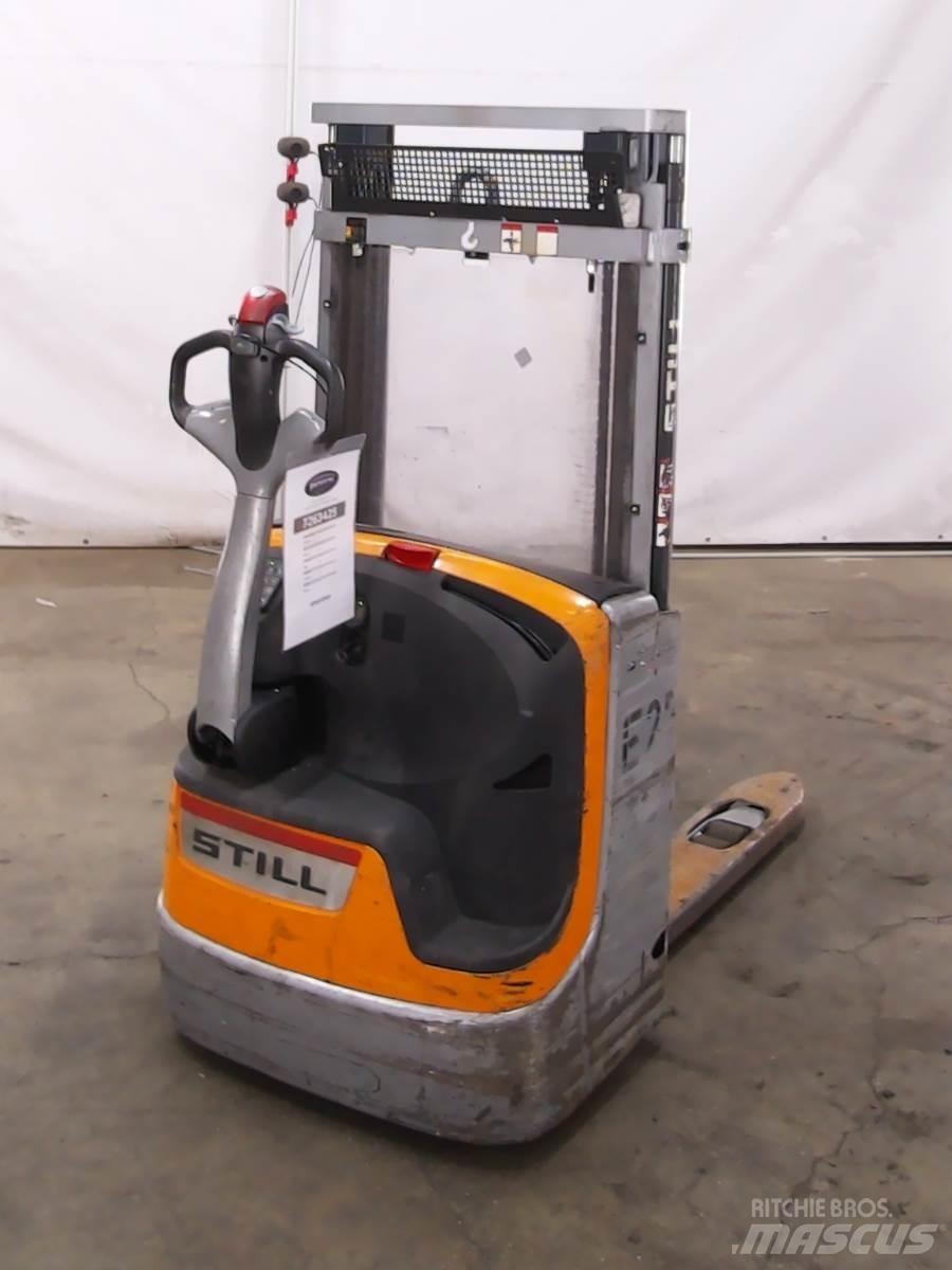 Still EXV12 Pedestrian stacker