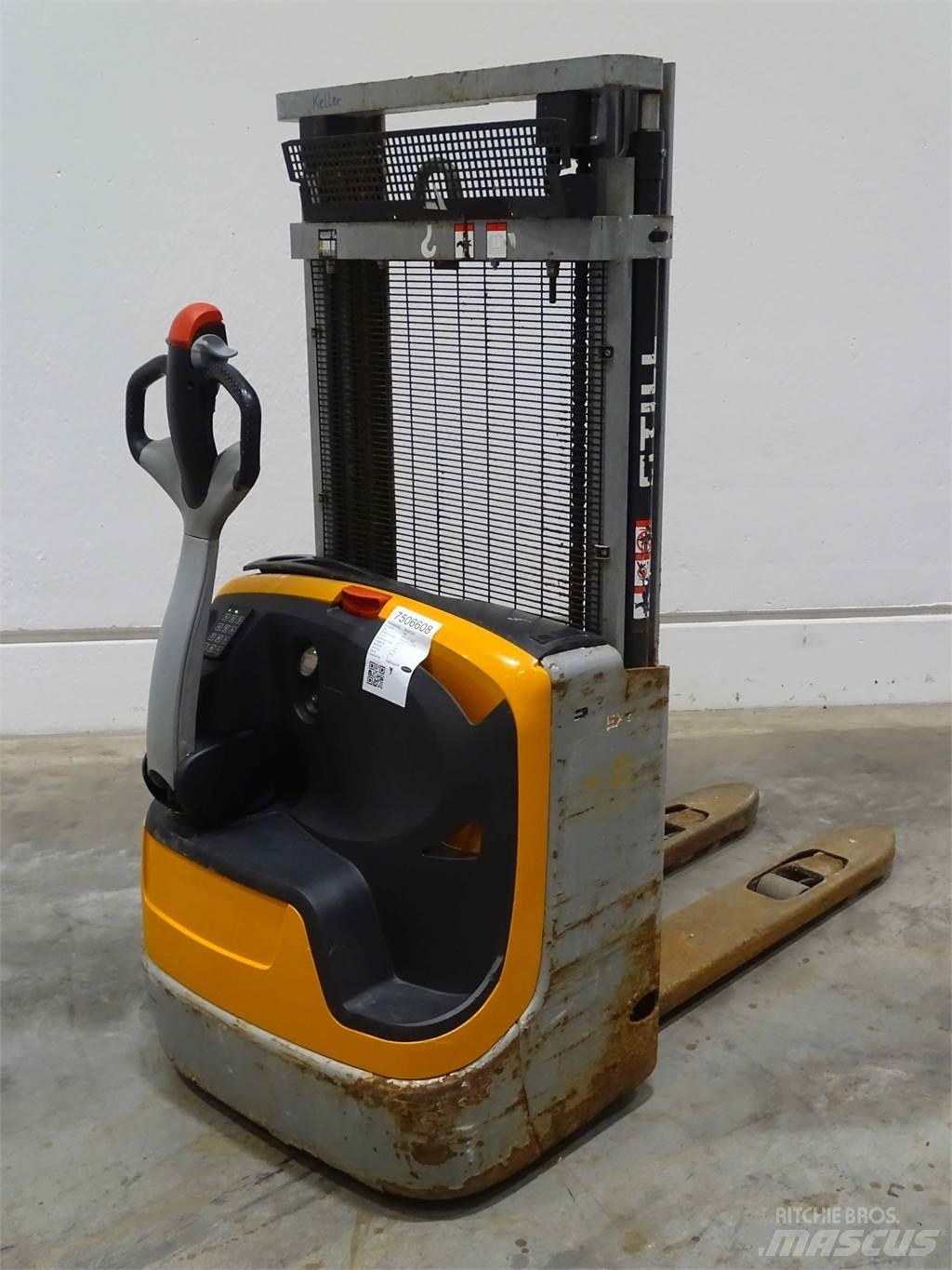 Still EXV12 Pedestrian stacker