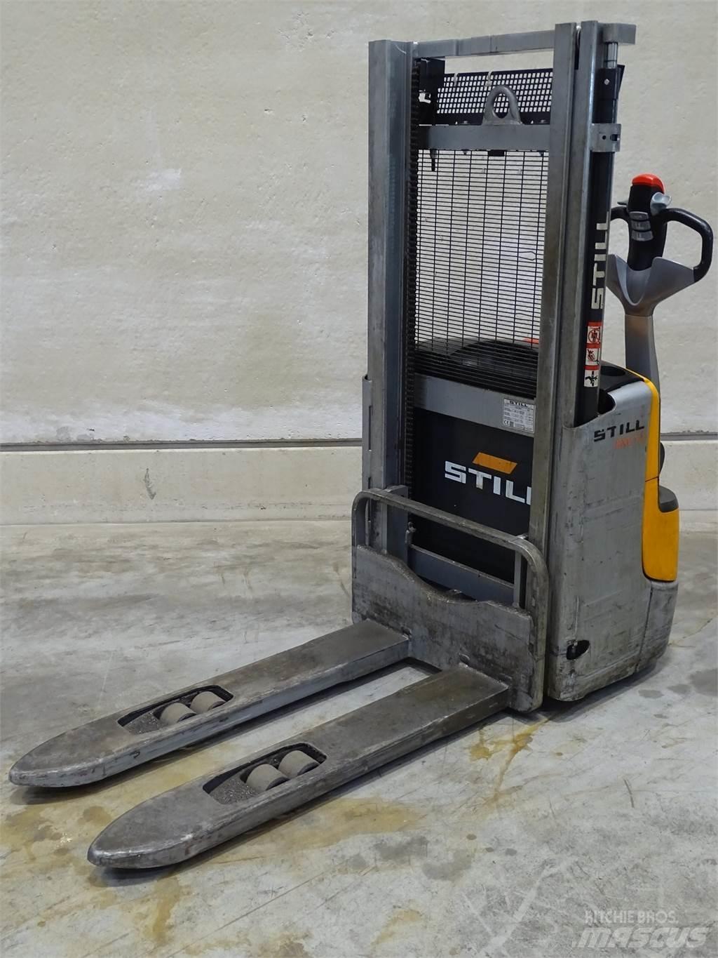 Still EXV12 Pedestrian stacker