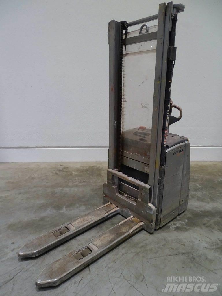 Still EXV14 Pedestrian stacker