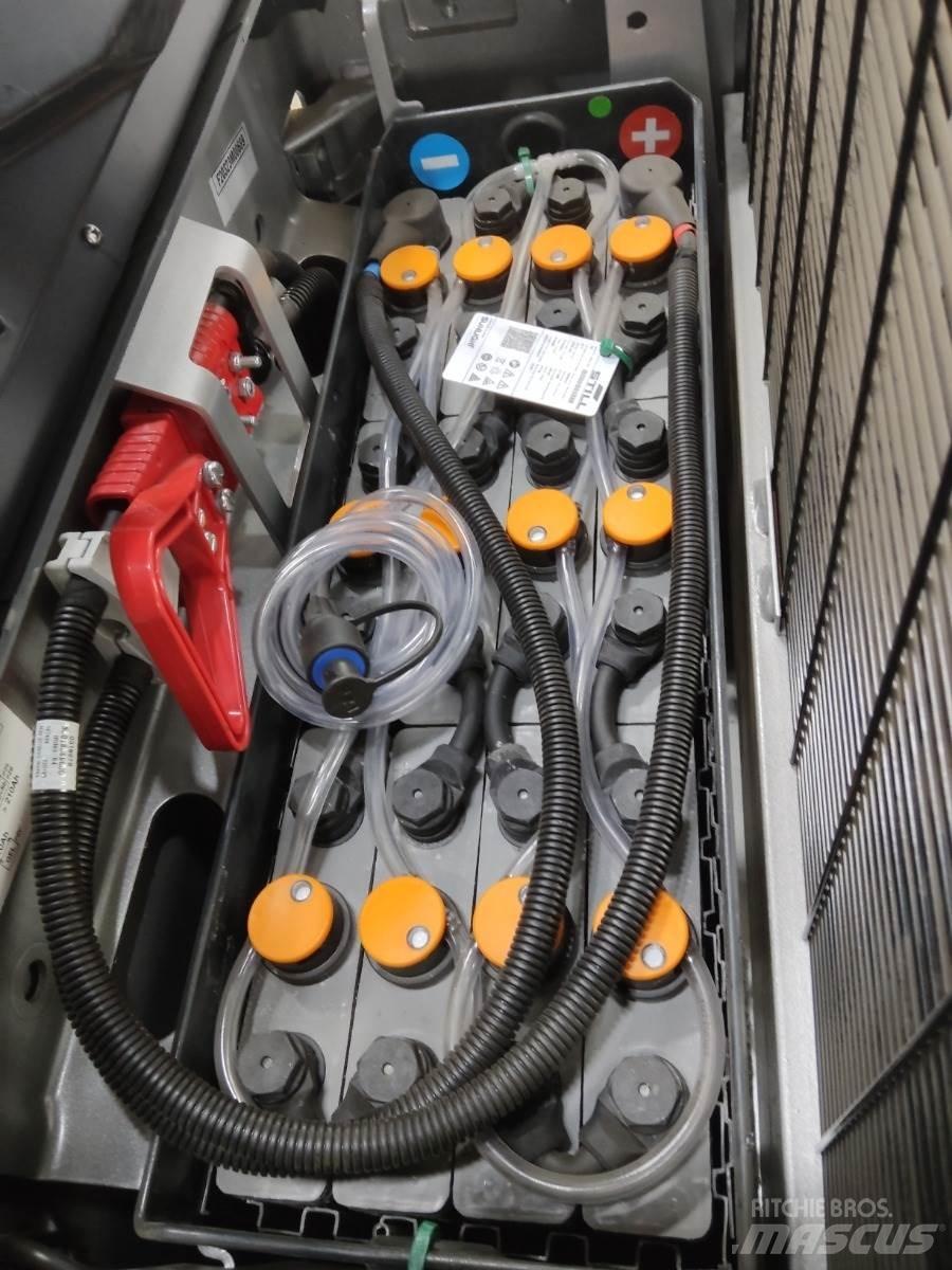Still EXV14 Pedestrian stacker