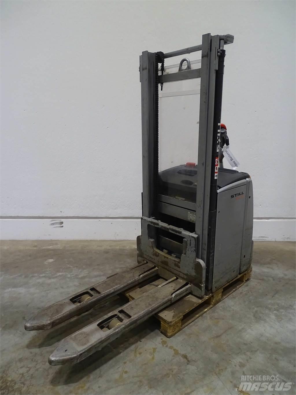 Still EXV14 Pedestrian stacker