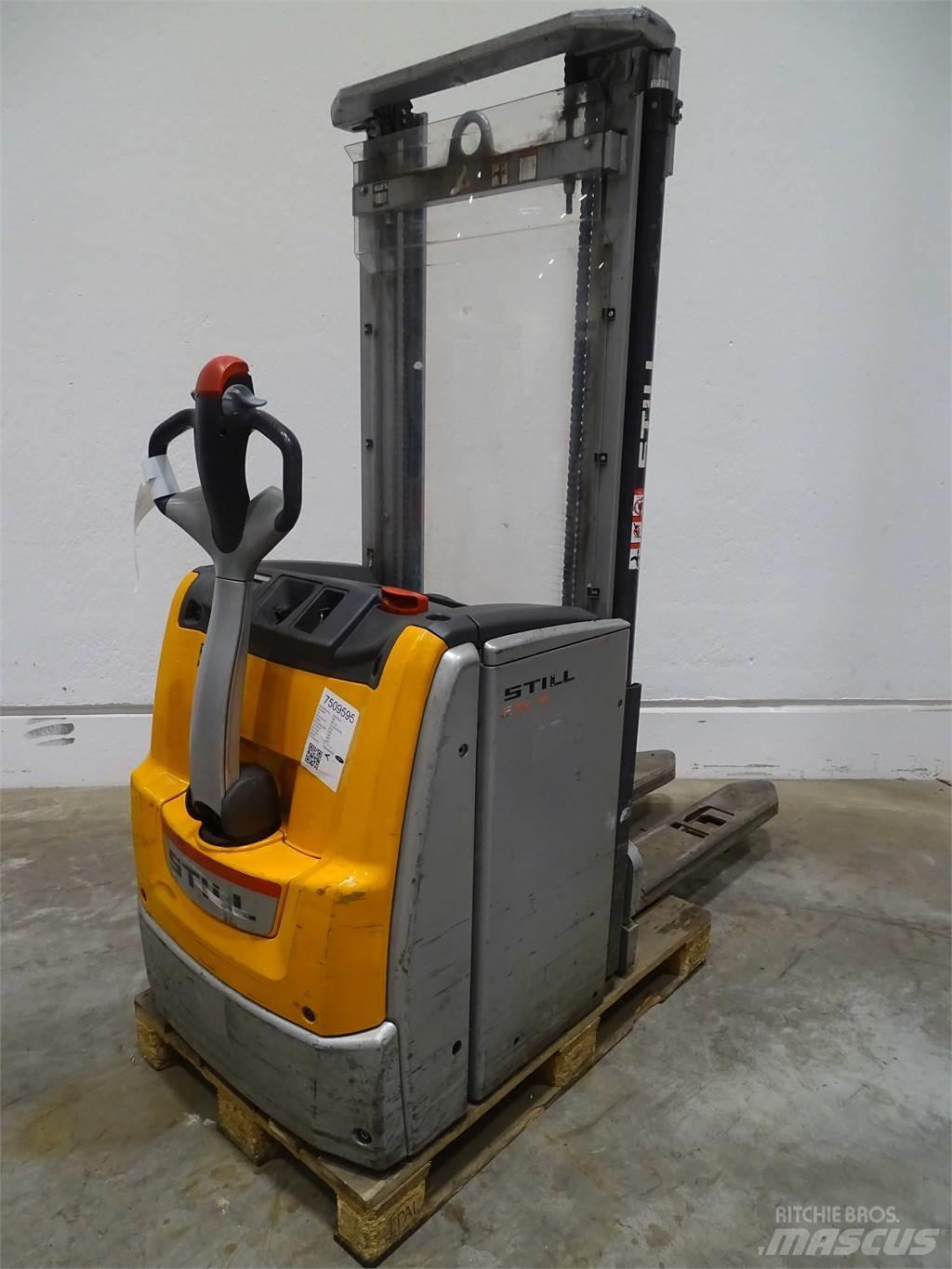 Still EXV14 Pedestrian stacker