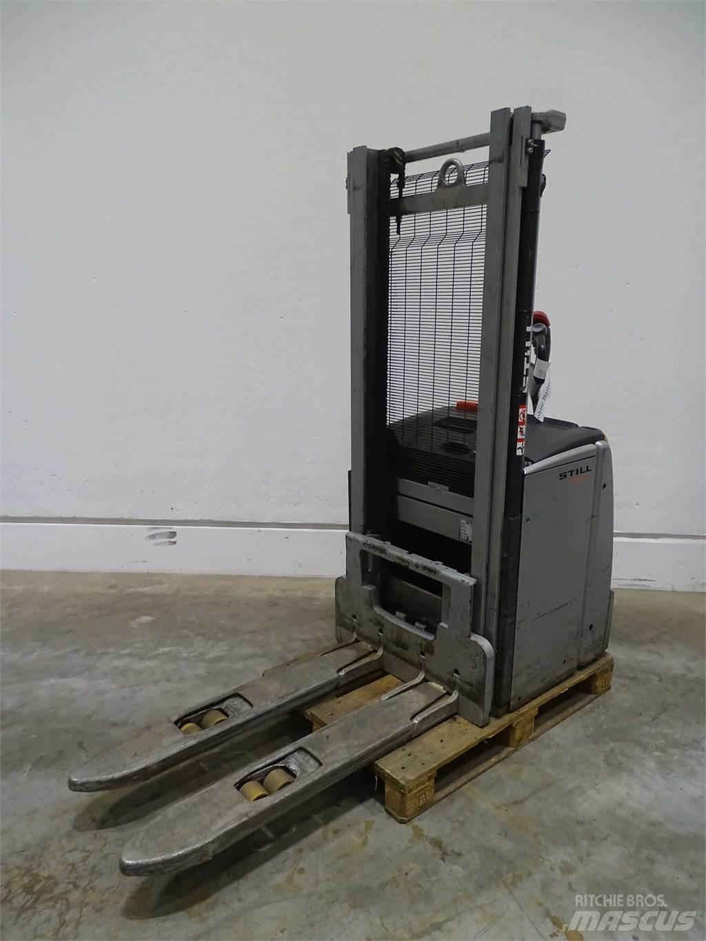 Still EXV14 Pedestrian stacker