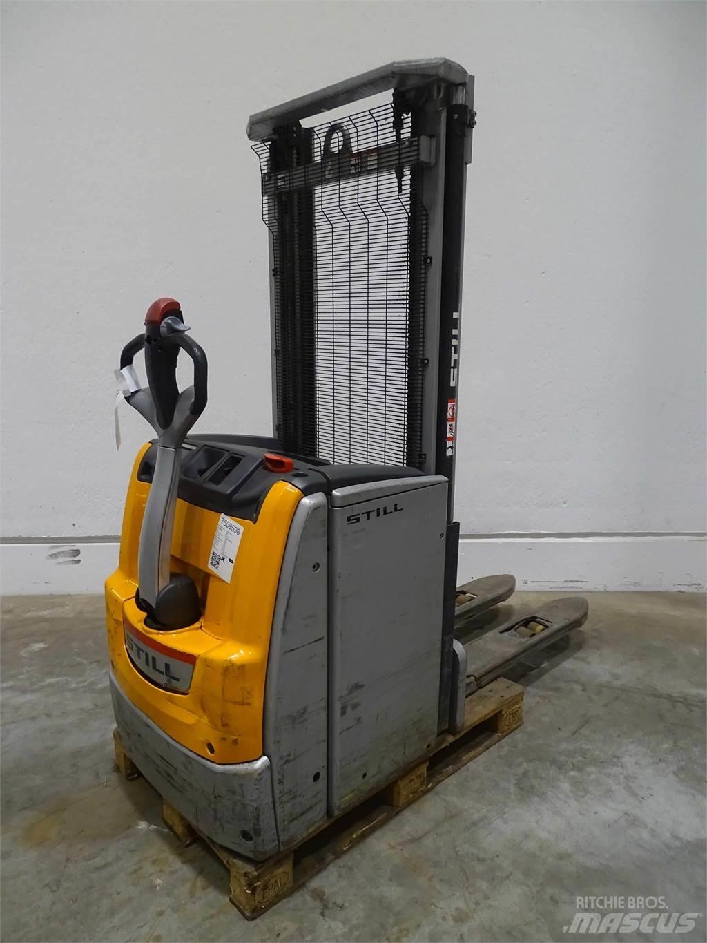 Still EXV14 Pedestrian stacker