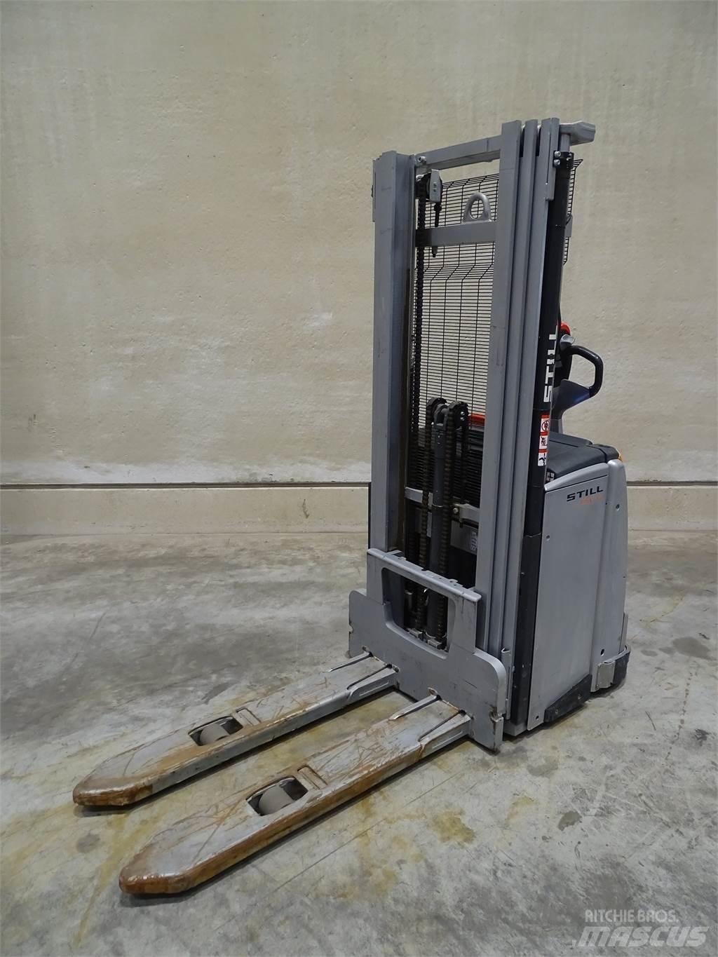 Still EXV14 Pedestrian stacker