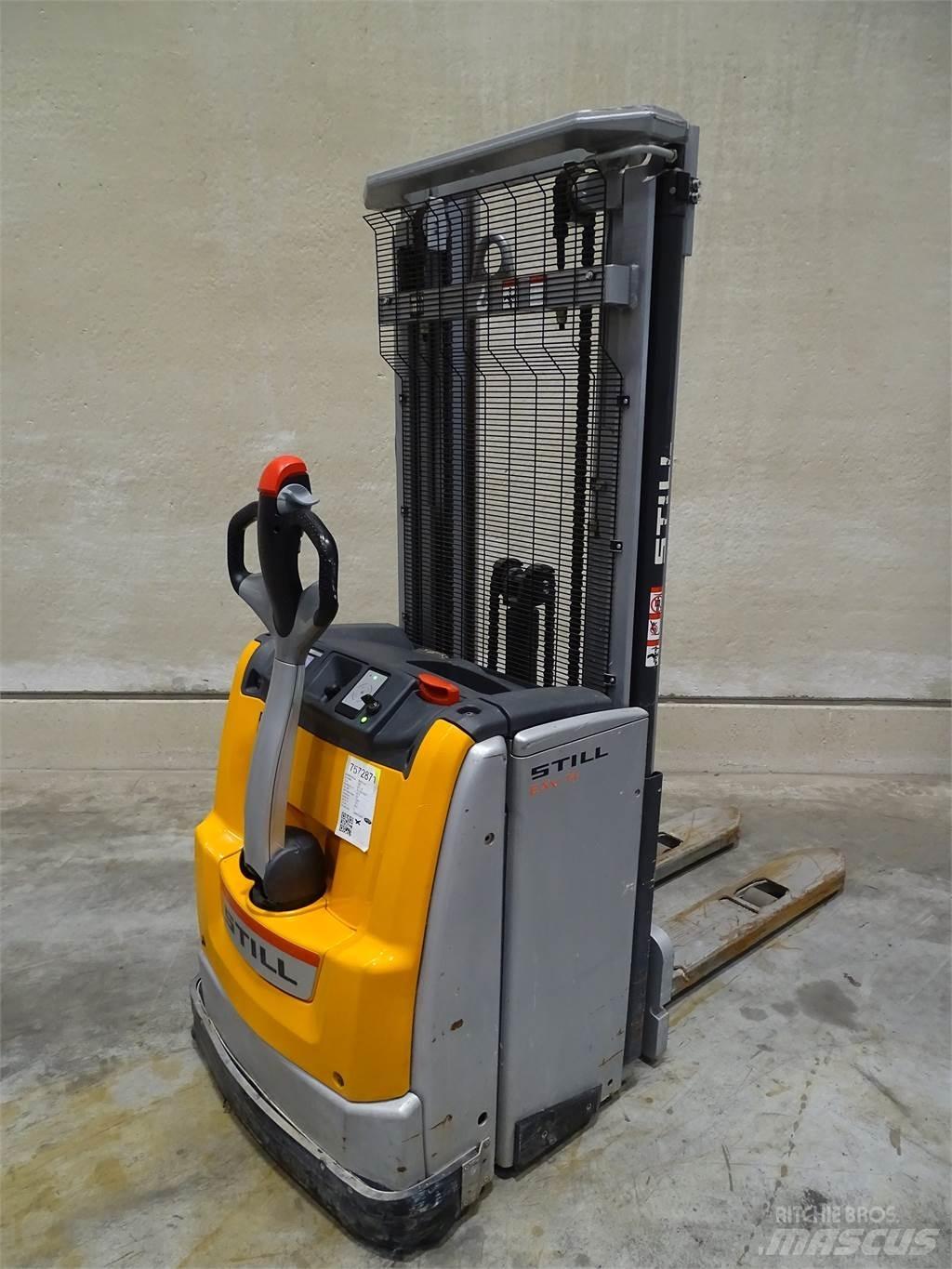 Still EXV14 Pedestrian stacker