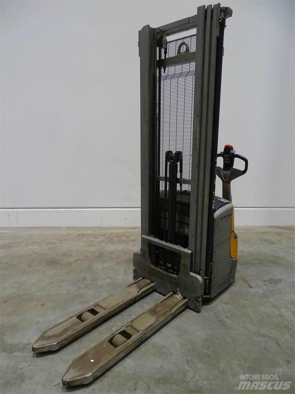 Still EXV14C Pedestrian stacker