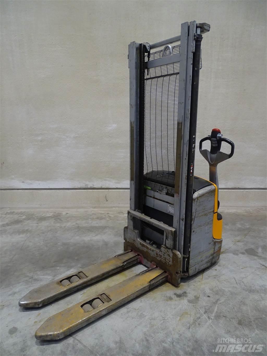 Still EXV14C Pedestrian stacker