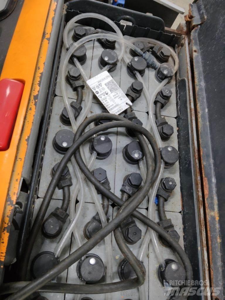 Still EXV14IC Pedestrian stacker