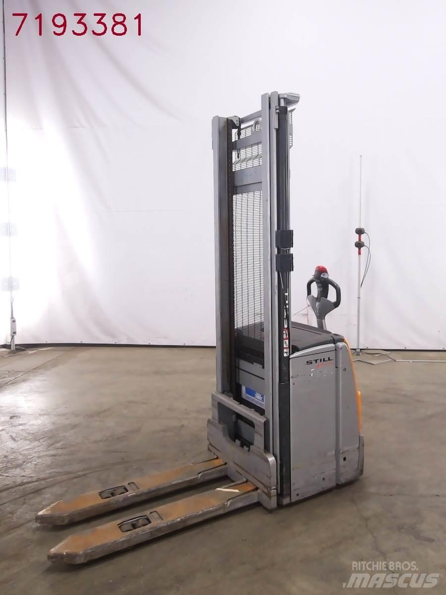 Still EXV16 Pedestrian stacker