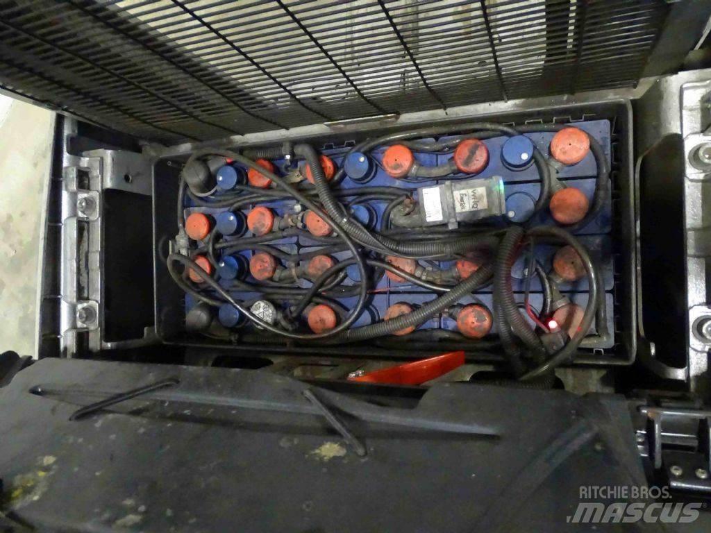 Still EXV16 Pedestrian stacker