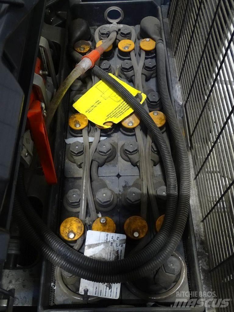 Still EXV16 Pedestrian stacker