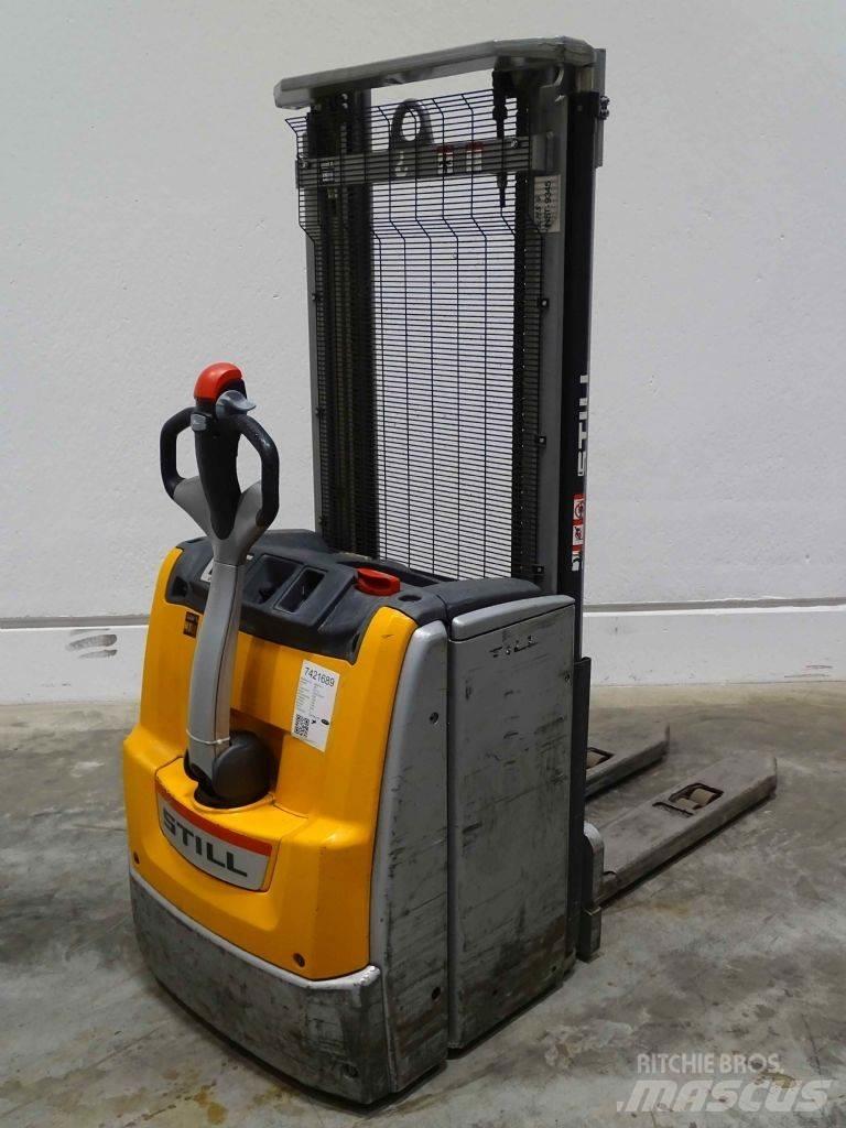Still EXV16 Pedestrian stacker