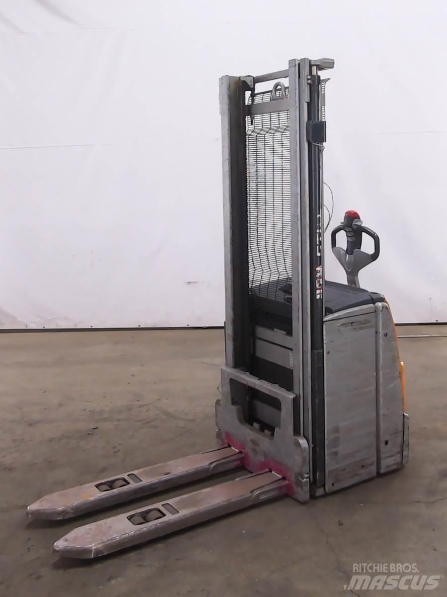 Still EXV16 Pedestrian stacker