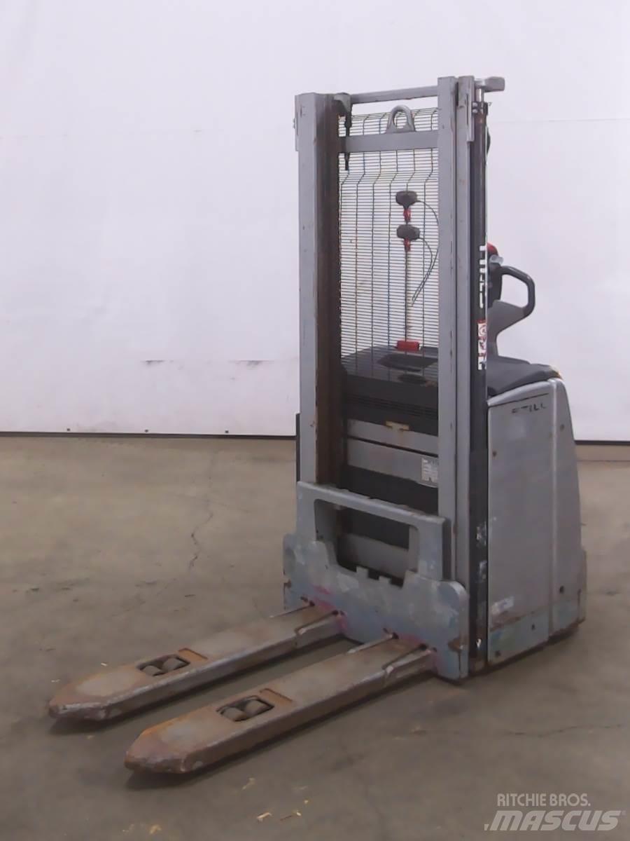 Still EXV16 Pedestrian stacker