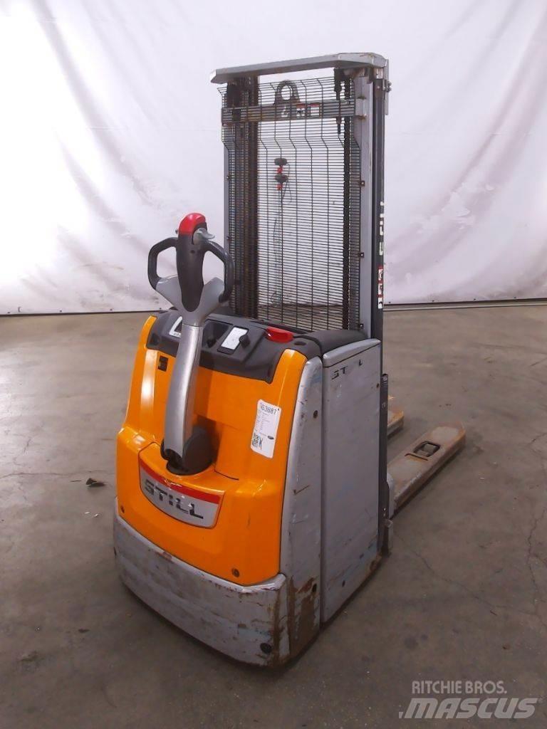 Still EXV16 Pedestrian stacker