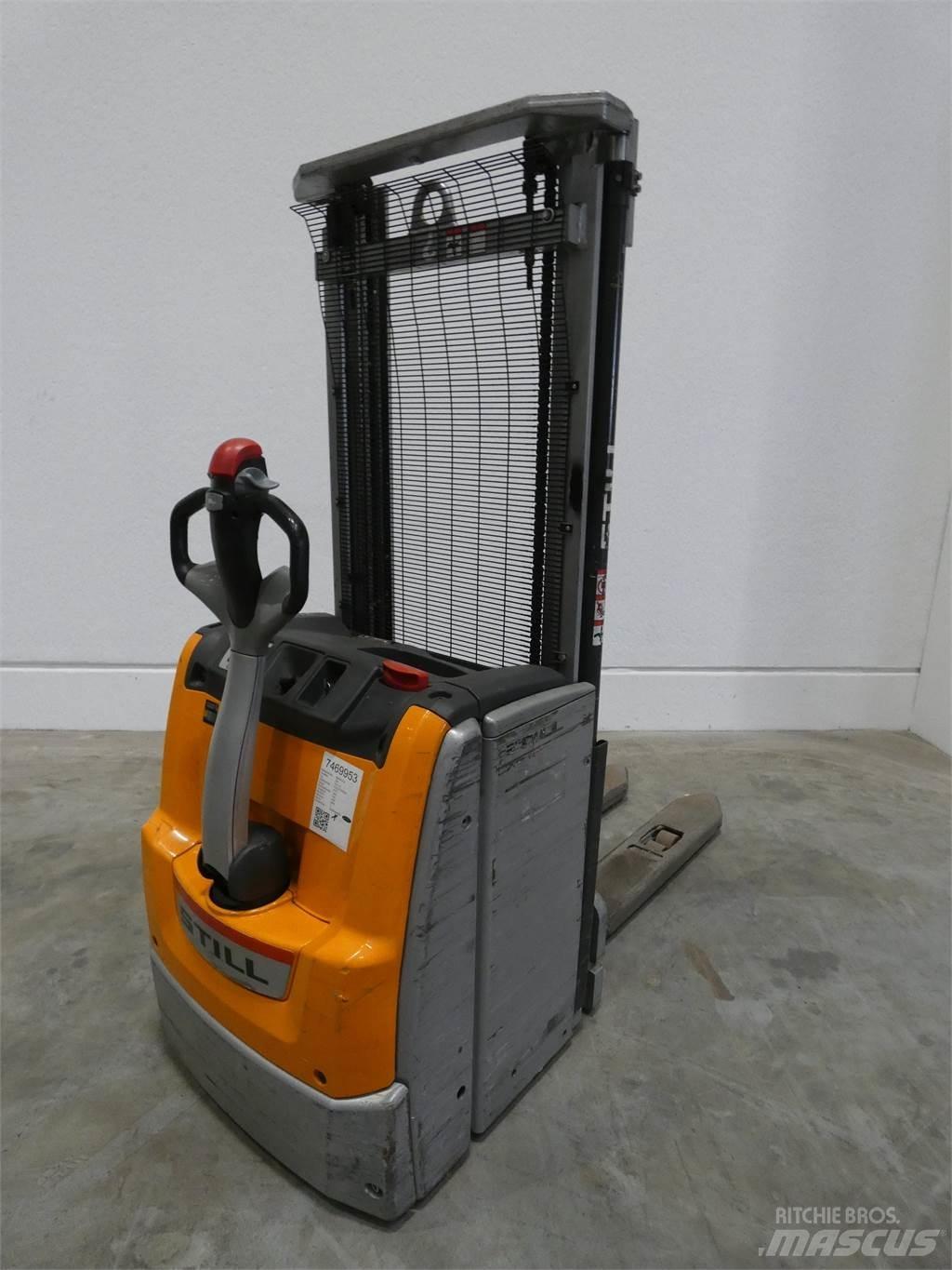 Still EXV16 Pedestrian stacker