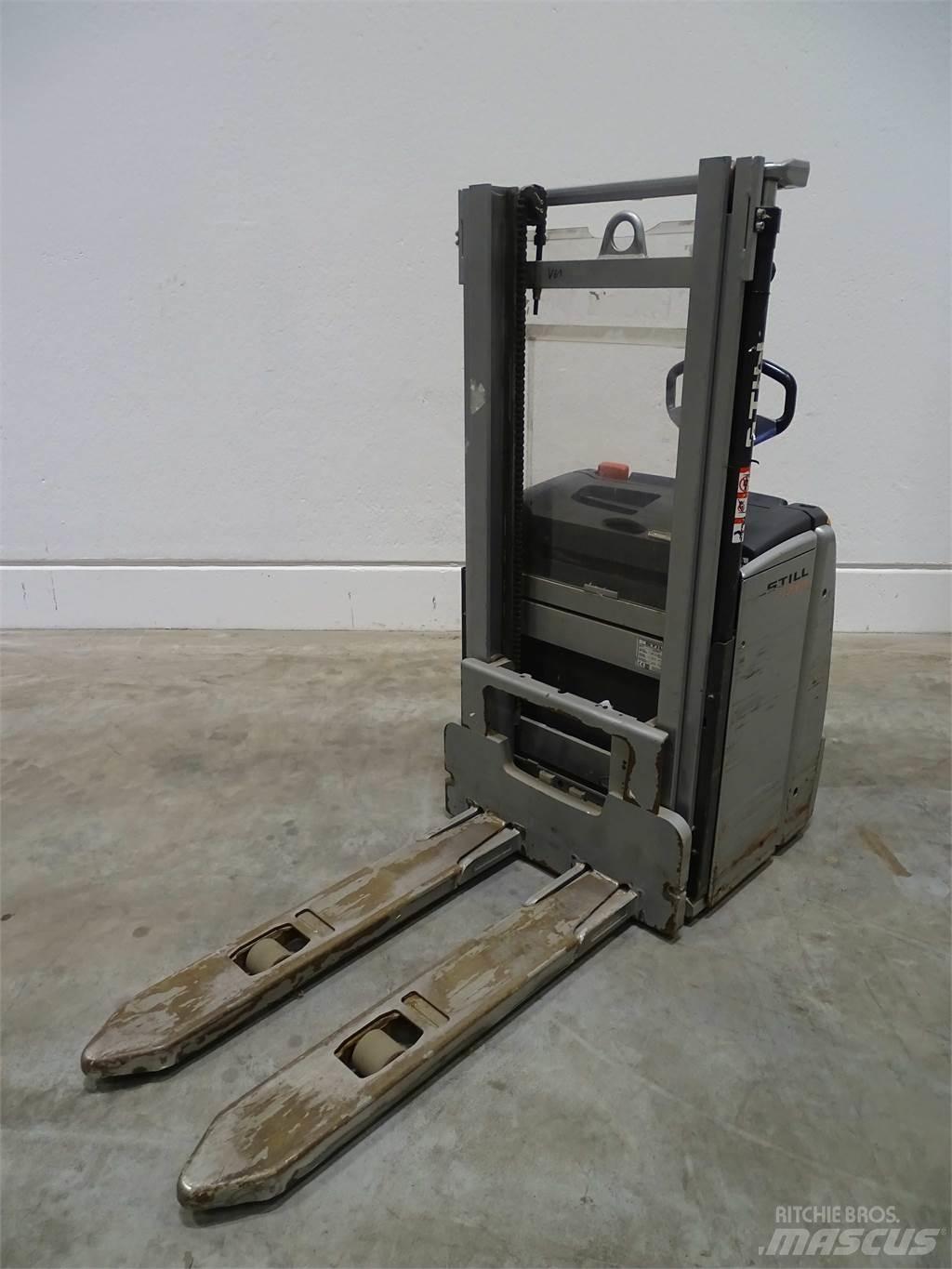 Still EXV16 Pedestrian stacker