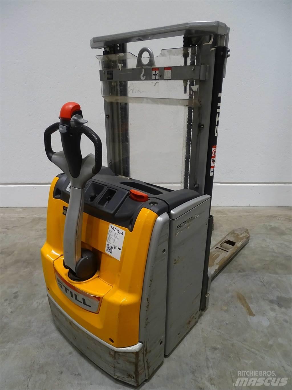 Still EXV16 Pedestrian stacker