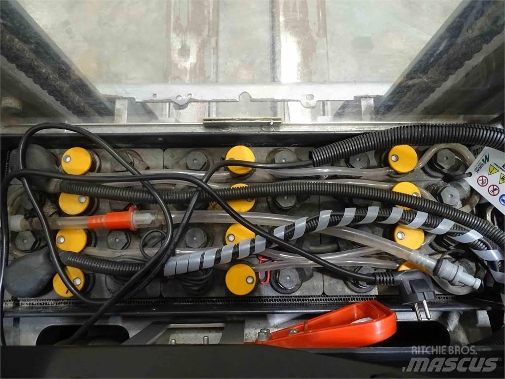 Still EXV16 Pedestrian stacker