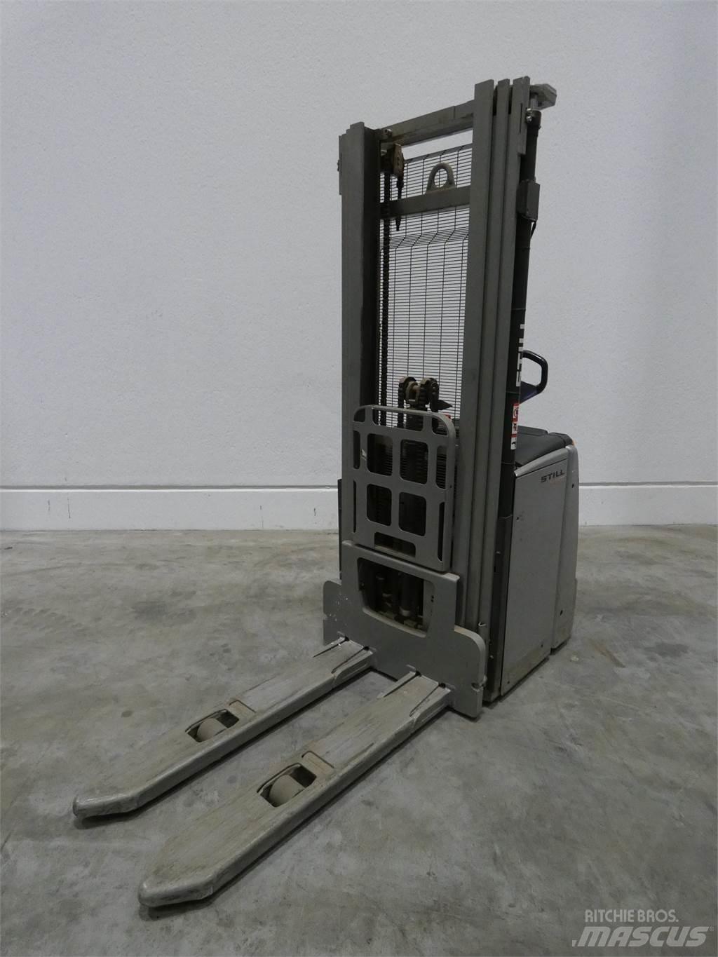 Still EXV16 Pedestrian stacker