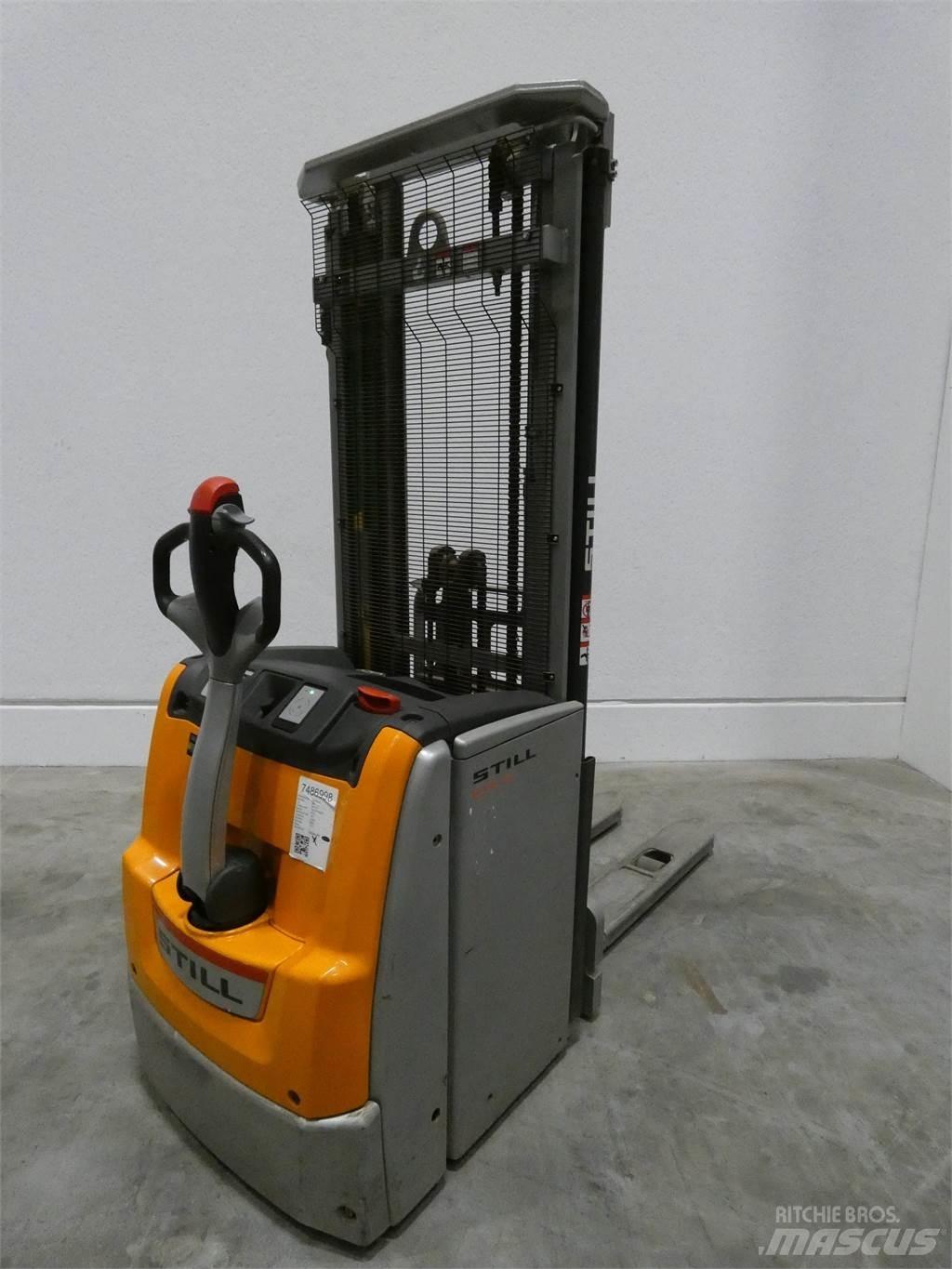 Still EXV16 Pedestrian stacker