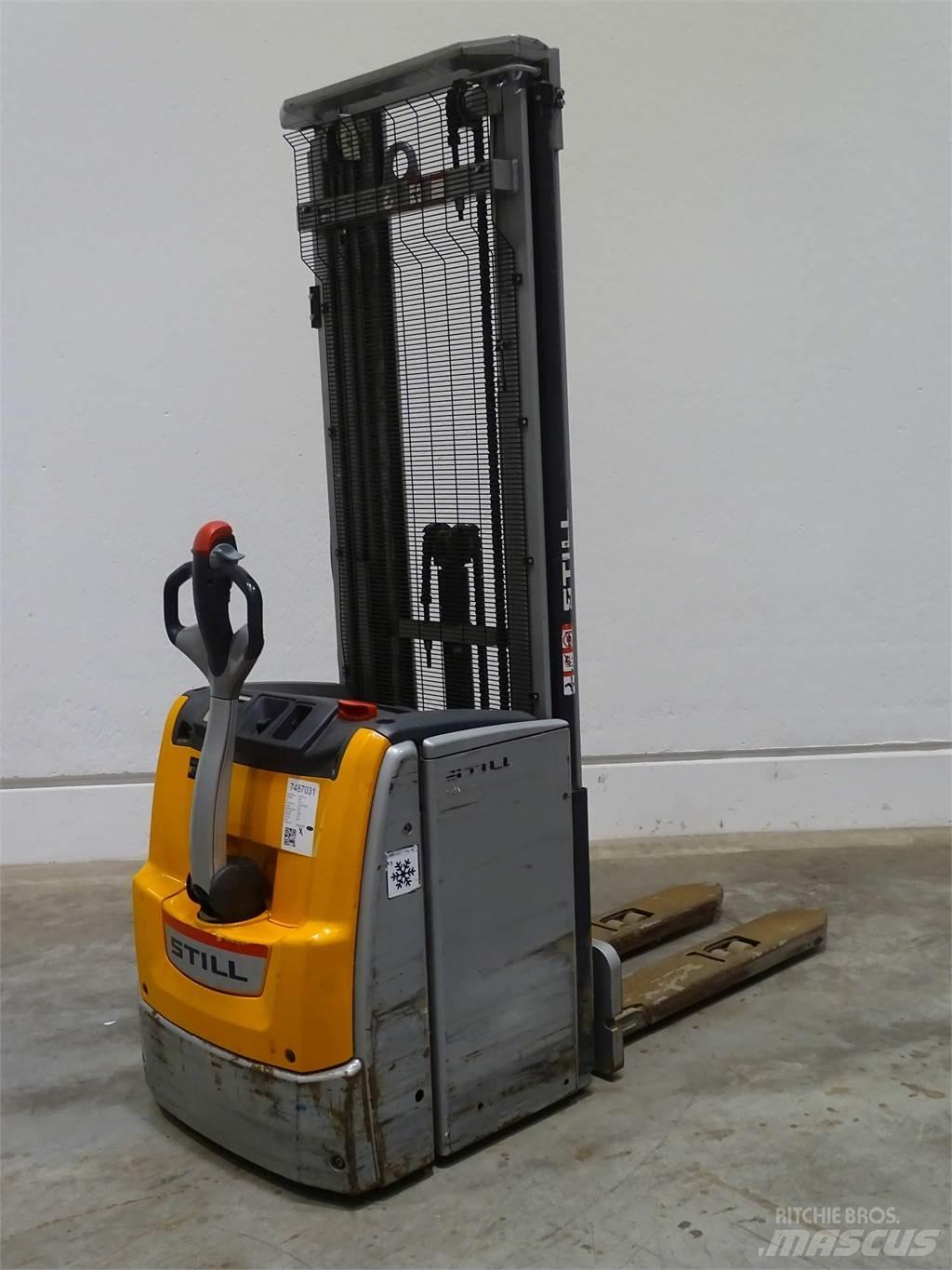 Still EXV16 Pedestrian stacker