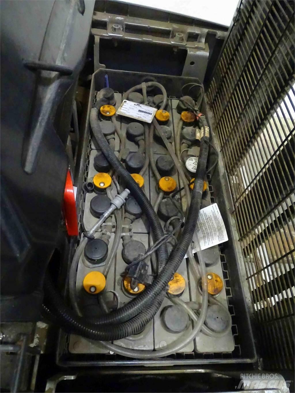 Still EXV16 Pedestrian stacker