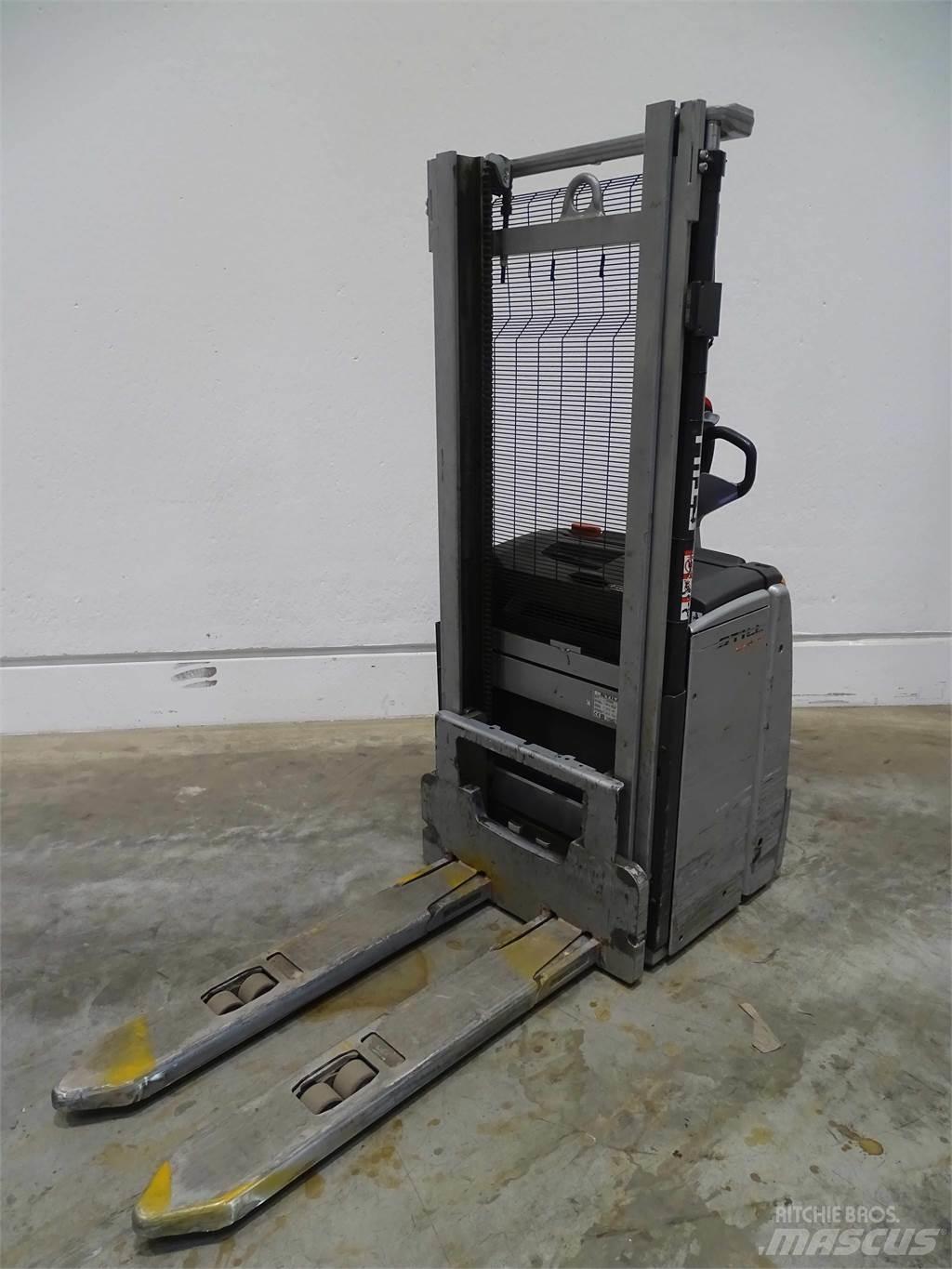 Still EXV16 Pedestrian stacker